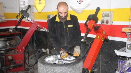 Zorunlu kış lastiği uygulaması öncesi oto lastikçilerde yoğunluk