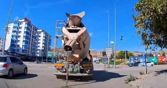 Beton mikserinin yola çimento dökerek ilerlediği anlar kamerada
