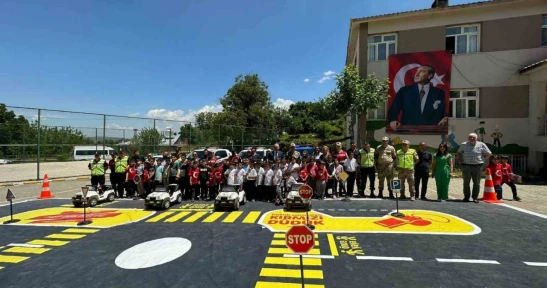 Elazığ'da jandarma ekipleri çocuklara trafik eğitimi verdi