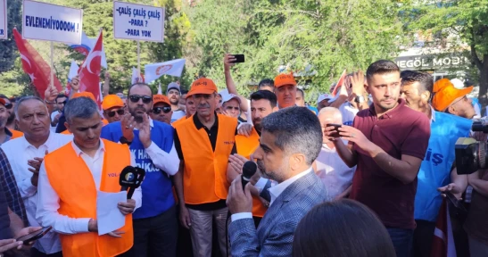Elazığ'da Kamu İşçileri AK Parti İl Binası Önünde Toplandı