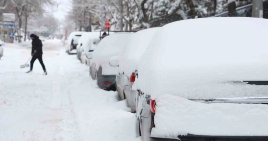 Elazığ'da kar kalınlığı 20 santimetreyi buldu, araçlar görünmez hale geldi