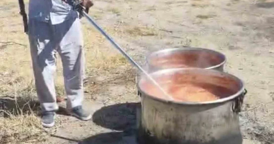 Salçayı ot biçme makinesi ile karıştırdı