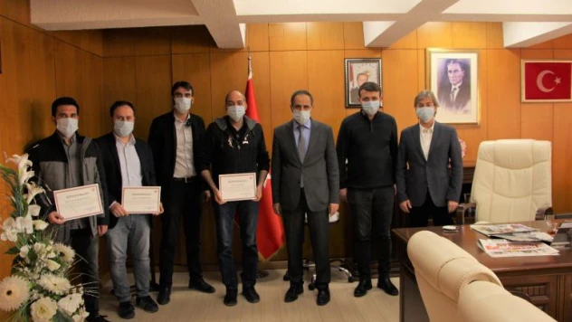Rektör Prof. Dr. Demirdağ, Üniversitede Siperlik Maske Üreten Akademik ve İdari Personele Teşekkür Belgesi Verdi