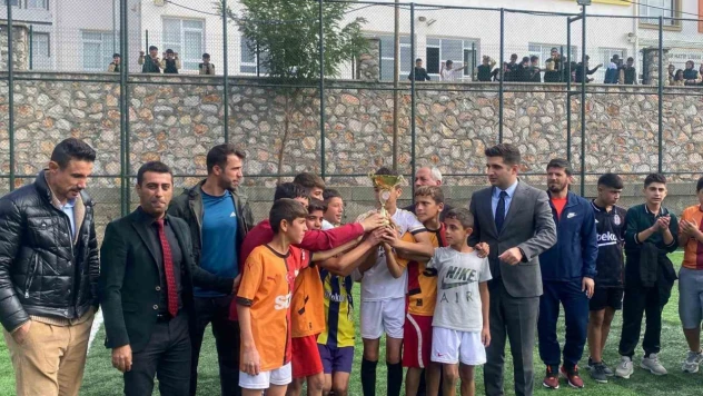 Arıcak'ta ortaokullar arası futbol turnuvası sona erdi