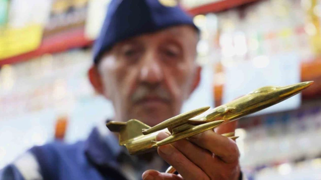 Çocukluk hayali pilotluktu, 60 yıldır 300'e yakın uçak maketi topladı