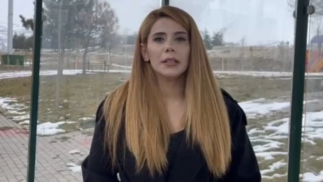 Durakta genç kızları gizlice görüntüleyen şahsa kadın muhtardan tepki