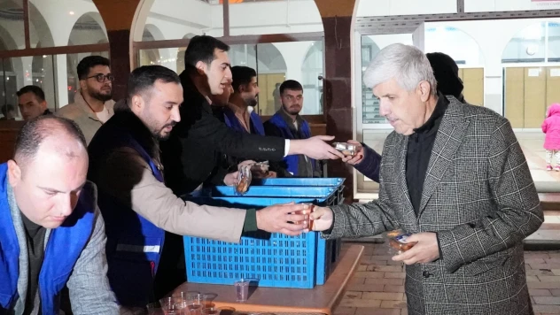 Elazığ Belediyesi Regaip Kandili'nde ikramlarıyla şehrin manevi iklimine ortak oldu