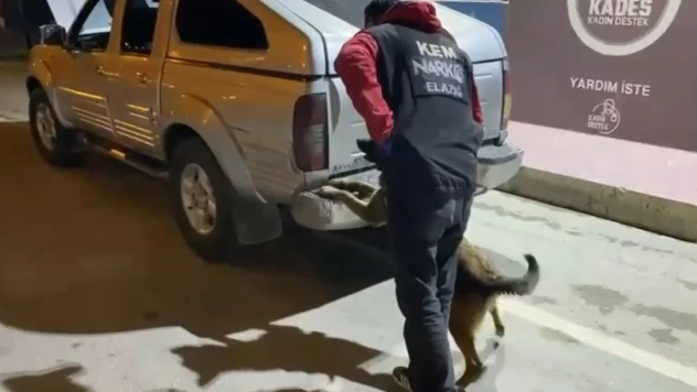 Elazığ'da aracın bagaj kapağına zulalanmış 5 kilo uyuşturucu ele geçirildi