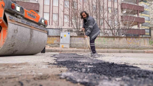 Elazığ'da asfalt yama uygulaması sürüyor