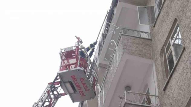 Elazığ'da buz sarkıtları itfaiye ekiplerince temizleniyor