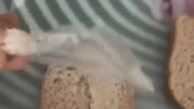 Elazığ'da ekmeğin içerisinden poşet çıktı