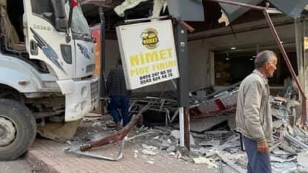 Elazığ'da freni patlayan kamyon fırına daldı