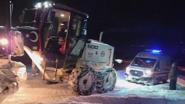 Elazığ'da hastaya giderken karda mahsur kalan ambulans kurtarıldı
