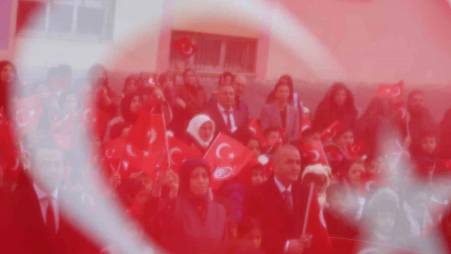 Elazığ'da ikinci dönemin ilk ders zili 'Bayrak Sevgisi' ile çaldı