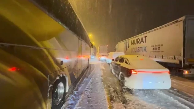 Elazığ'da kar yağışından dolayı araçlar yolda kaldı