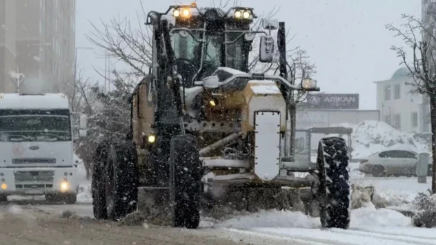 Elazığ'da karla mücadele çalışmaları sürüyor