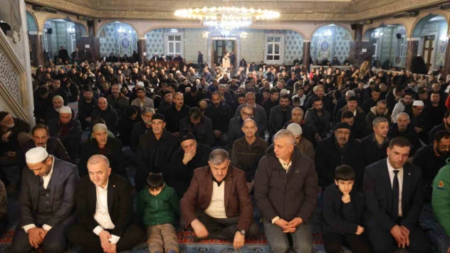 Elazığ'da Regaip Kandili'nde vatandaşlar camilere akın etti