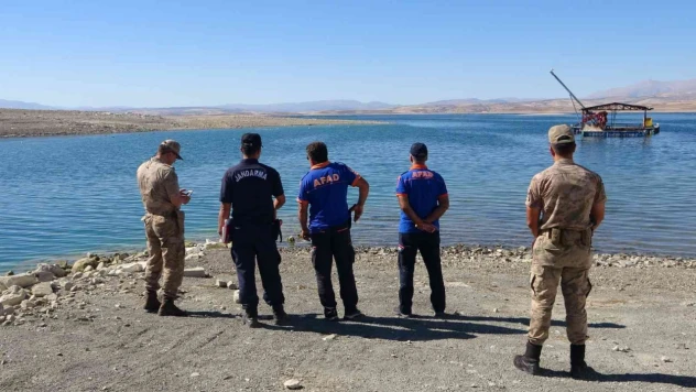 Elazığ'da tekne battı: Tekneyle birlikte suda kaybolan şahsı arama çalışmaları sürüyor