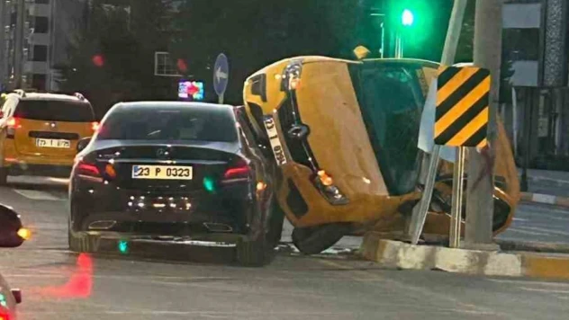 Elazığ'da ticari taksi ile otomobil çarpıştı: 2 yaralı
