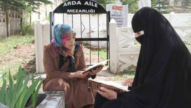 Elazığ'da vatandaşlar mezarlıklara akın etti