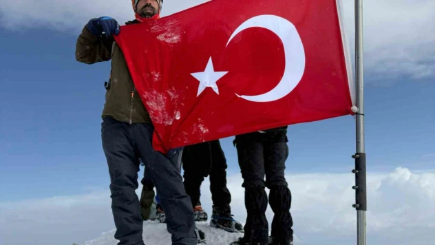Elazığlı dağcı, karla kaplı Erciyes Dağı'nın zirvesine 13 saatte tırmandı
