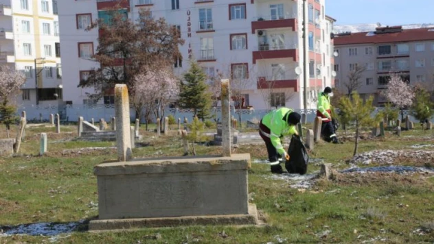 MAHALLE MEZARLIKLARINDA KAPSAMLI TEMİZLİK