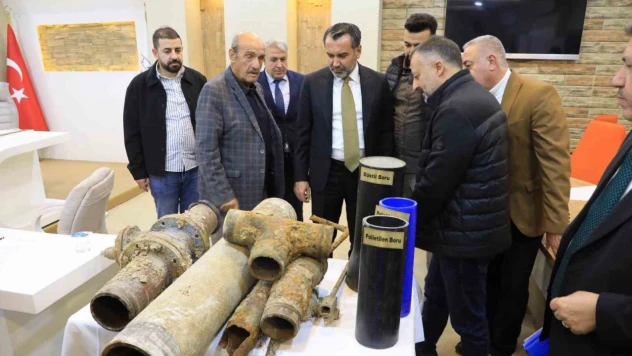 Meclis toplantısına eski içme suyu borularını getiren Başkan Şerifoğulları: 'İçme suyu hattı döşeme çalışmalarımız yüzde 99 seviyesine ulaşmıştır'