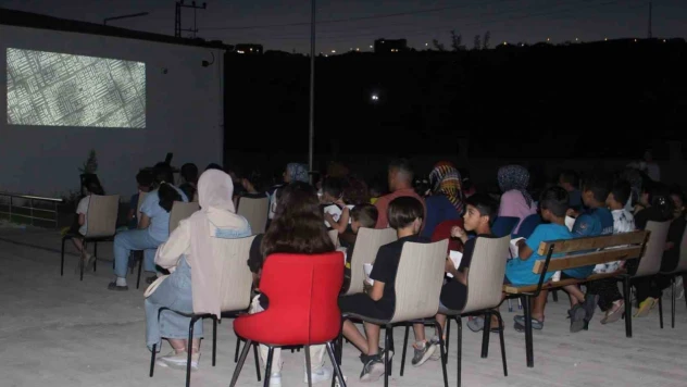 Palu'da çocuklara sinema keyfi