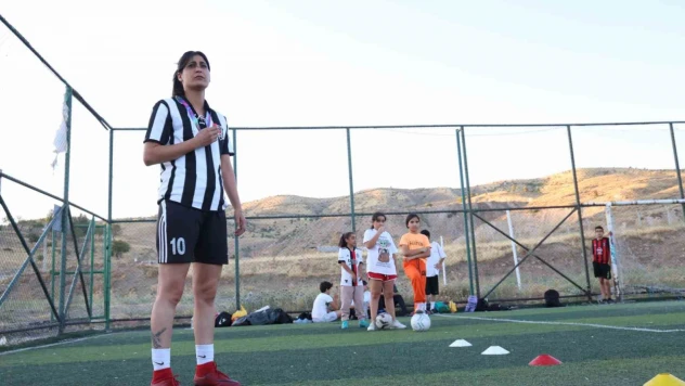 Sinan Kaloğlu'nun kuzeni Yağmur Bor, halı sahaların gözdesi oldu
