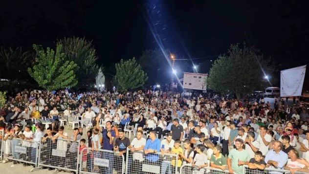 Üçocak'ta düzenlenen konserde vatandaşlar doyasıya eğlendi