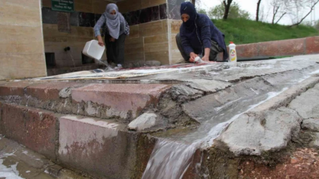 110 yıllık çeşmede bayram öncesi halılar yıkanmaya başlandı
