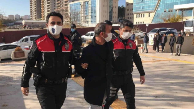 Önce bıçaklamışlar ardından bağırmasın diye kravatla boğazını sıkmışlar