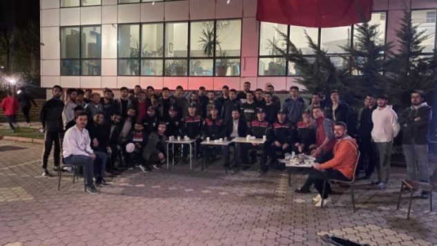 Üniversiteli Gençlerden Polislere Sürpriz Kutlama