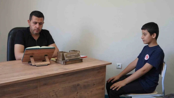 'Abi ben hafız oldum' diyen küçük kardeşe duygusal karşılık