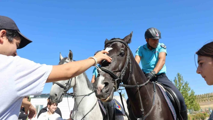 Ahıska Türkü çocuklardan atlı jandarma timine büyük ilgi