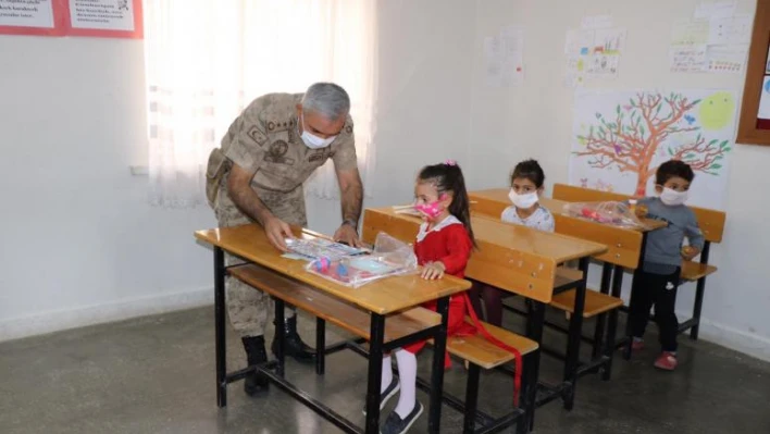 JANDARMA OKULUN İLK GÜNÜ MİNİKLERİ YALNIZ BIRAKMADI