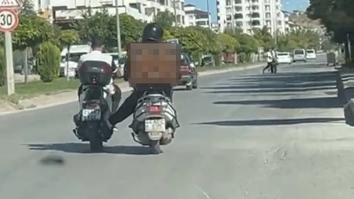 Benzini biten motosikleti ayağıyla itti