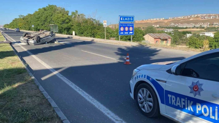 Beton mikseri ile çarpışan otomobil karşı şeride geçerek ters döndü: 4 yaralı