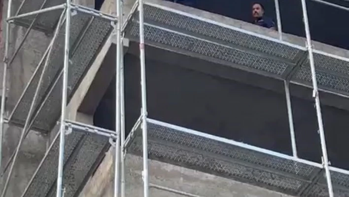 Binadan atlamak isteyen şahsı, itfaiye ekipleri ikna etti