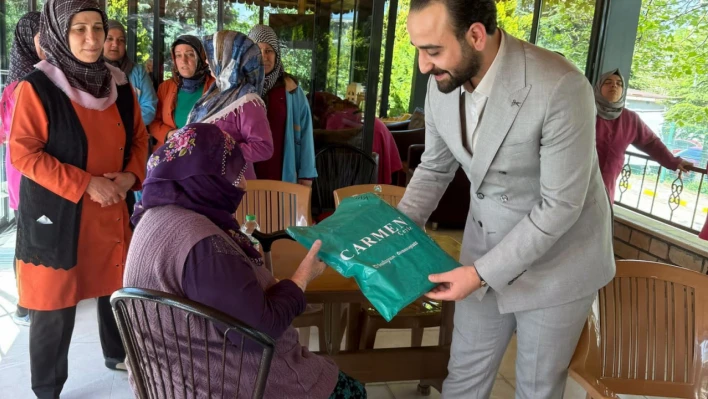 Carmen Çeyiz, Huzurevi'nde Kalan Anneleri Unutmadı