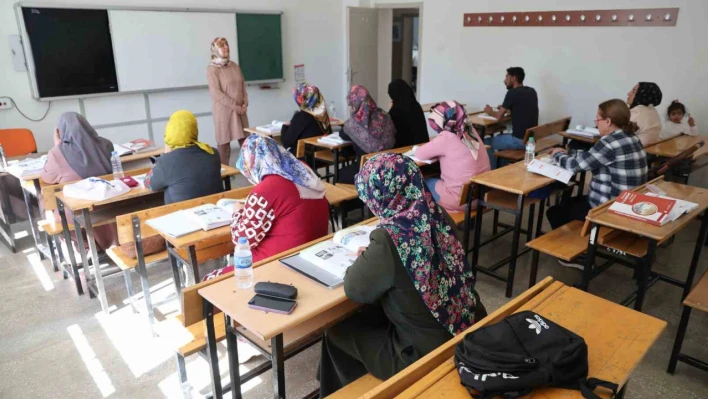 Çocuklarının okuduğu sıralarda şimdi kendileri ter döküyor