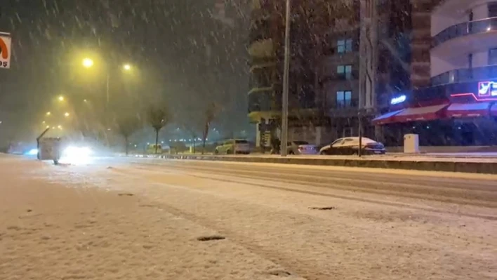 Elazığ'a mevsimin ilk karı yağdı