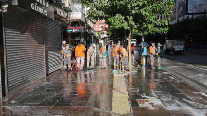 Elazığ Belediyesi kent genelinde temizlik çalışmalarını sürdürüyor