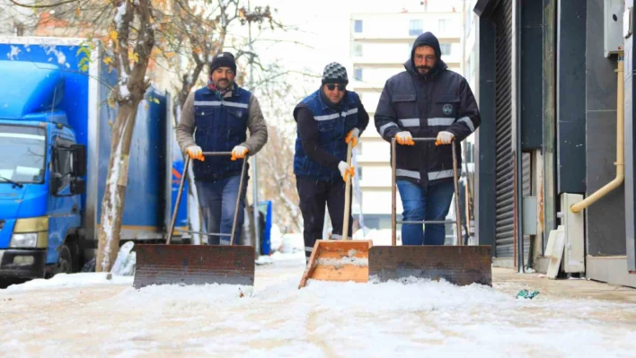 Elazığ Belediyesi, şehrin dört bir yanında karla mücadele çalışması yürütüyor