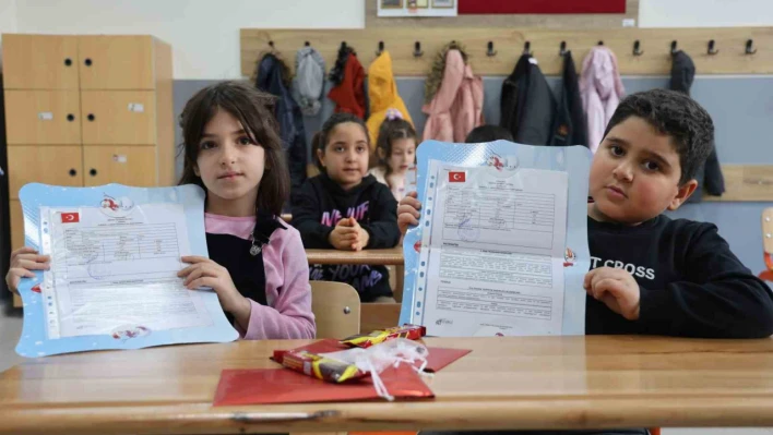 Elazığ'da 120 bin öğrenci karne heyecanı yaşadı