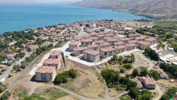 Elazığ'da 302 hak sahibi evlerine kavuştu