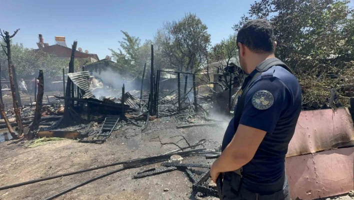 Elazığ'da ahır ve kümes yangını: 15 keçi, 29 tavuk telef oldu