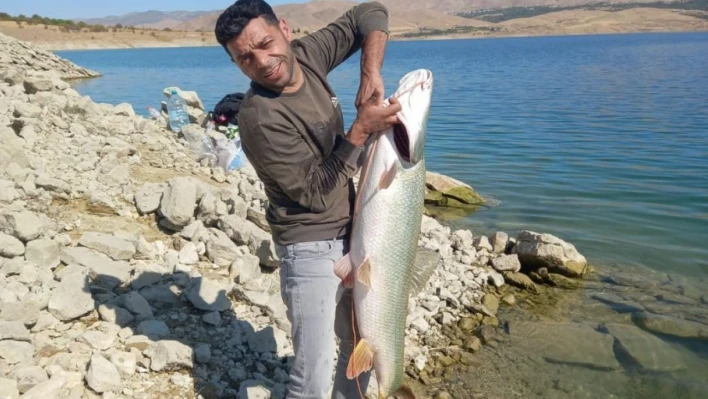 Elazığ'da amatör balıkçı 22 kiloluk turna yakaladı
