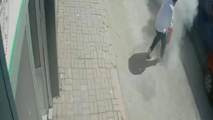 Elazığ'da araç yangını güvenlik kameralarına yansıdı