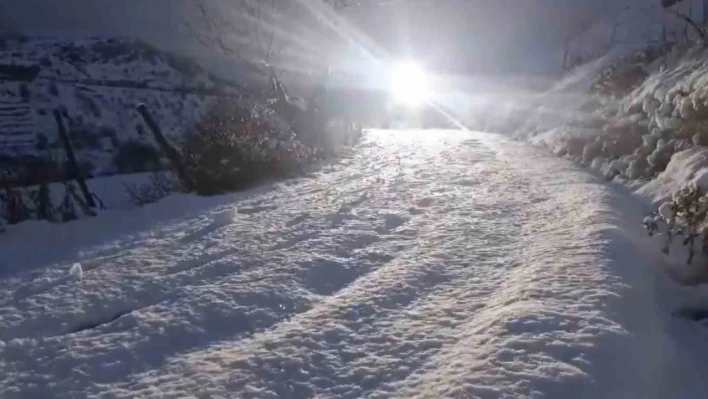 Elazığ'da aracı ile karda mahsur kalan vatandaş kurtarıldı